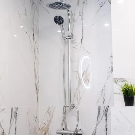 Digital Nomad With Free Gym Pass And Office Setup Apartman *