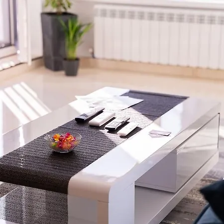 Apartman Digital Nomad With Free Gym Pass And Office Setup