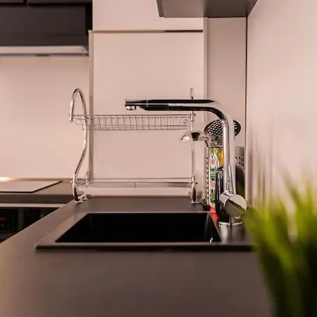 Digital Nomad With Free Gym Pass And Office Setup *